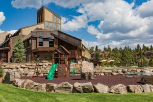 ein Spielplatz vor einem Haus mit einem Gebäude in der Unterkunft 10 min to Ski | Views | Golf Course | AC + Hot Tub in Durango
