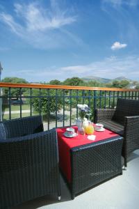 Hotel Trogir في تروغير: طاولة مع قماش الطاولة الحمراء على الشرفة
