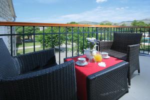 un tavolo con una tovaglia rossa sul balcone di Hotel Trogir a Trogir