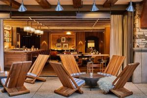 un ristorante con sedie e tavolo e un bar di Forbes 5 Star Luxury Hotel - 1 Br Residence in Mountain Village Colorado a Telluride