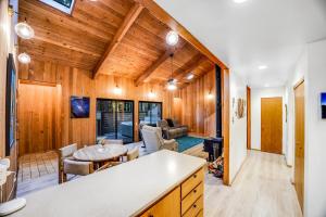 Χώρος καθιστικού στο Redwood Retreat