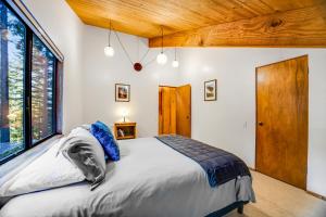 Ένα ή περισσότερα κρεβάτια σε δωμάτιο στο Redwood Retreat