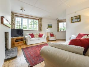 uma sala de estar com dois sofás e uma lareira em The Old Forge em Newton Abbot
