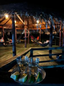 uma bandeja com dois copos numa mesa em Amazônia Exxperience em Manaus