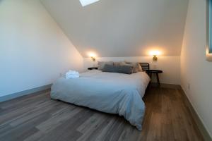 1 dormitorio con 1 cama grande y suelo de madera en 139 West Ellsworth en Denver