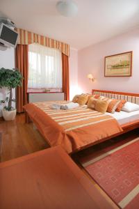 En eller flere senger på et rom på Hotel Trogir