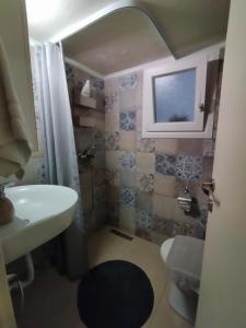 Kúpeľňa v ubytovaní Cozy Apartment in the Heart of Thessaloniki