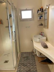 een badkamer met een douche en een wastafel bij Casa Mignano in Gallipoli +55 foto's