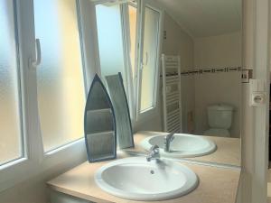 サン・ジルダ・ド・リュイスにあるHouse on Rhuys Peninsula near Sandy Beachの洗面台が2つと鏡があるバスルーム