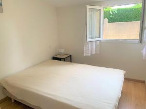 Katil atau katil-katil dalam bilik di Holiday Home St- Gildas-de-Rhuys - BRE04302-F