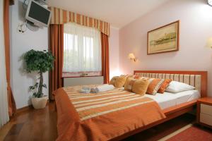 Ένα ή περισσότερα κρεβάτια σε δωμάτιο στο Hotel Trogir
