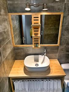 Koupelna v ubytování Appartement Duplex climatisé avec wi-fi - plage Pointe Marin à pieds, récemment rénové + 13 fotografií