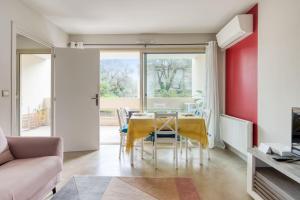 昂蒂布的住宿－Studio Rostagne - Welkeys，用餐室配有黄色的桌子和椅子