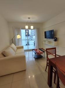 a living room with a white couch and a table at Hermoso Departamento 2 amb con cochera en Plaza Mitre in Mar del Plata