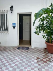 um corredor com uma porta e um vaso de plantas em B&B Miramare Suite Borgo em Taranto