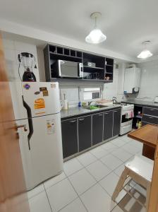 A cozinha ou cozinha compacta de Hermoso Departamento 2 amb con cochera en Plaza Mitre