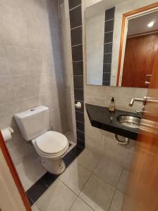 uma casa de banho com um WC e um lavatório em Hermoso Departamento 2 amb con cochera en Plaza Mitre em Mar del Plata