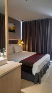 Un pat sau paturi într-o cameră la Oceanami Resort & Beach Club