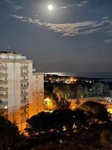 Το κτήριο όπου στεγάζεται  το διαμέρισμα