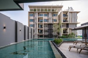Πισίνα στο ή κοντά στο Mii Hotel Srinakarin