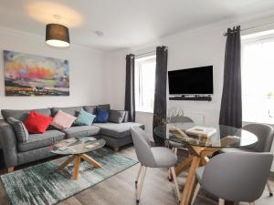uma sala de estar com um sofá e uma mesa em The Nook em Inverness