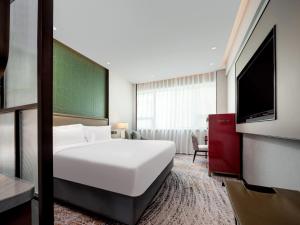 Televiisor ja/või meelelahutuskeskus majutusasutuses Shenzhen Shanghai Hotel