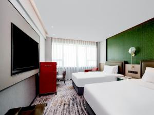 Voodi või voodid majutusasutuse Shenzhen Shanghai Hotel toas