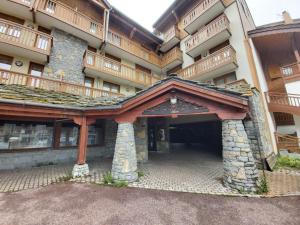 an exterior view of a building with a porch at Appartement Val-d'Isère, 2 pièces, 4 personnes - FR-1-518-100 in Val-d'Isère