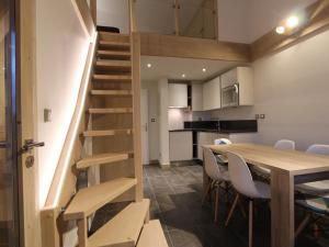 Kuchyňa alebo kuchynka v ubytovaní Studio rénové avec mezzanine, balcon, à 10 min des pistes – Val-d'Isère Centre - FR-1-518-123 + 5 fotografií