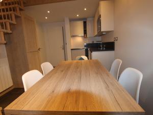 Kuchyňa alebo kuchynka v ubytovaní Studio rénové avec mezzanine, balcon, à 10 min des pistes – Val-d'Isère Centre - FR-1-518-123
