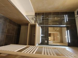 Kúpeľňa v ubytovaní Studio rénové avec mezzanine, balcon, à 10 min des pistes – Val-d'Isère Centre - FR-1-518-123