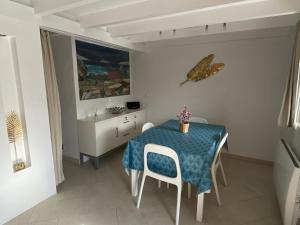 comedor con mesa azul y sillas en Villa Capbreton, 2 pièces, 4 personnes - FR-1-413-180, en Capbreton