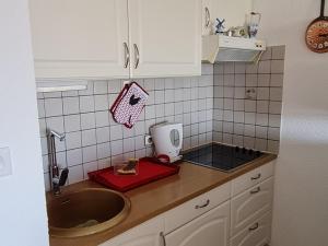 Kuchyňa alebo kuchynka v ubytovaní Appartement Royan, 2 pièces, 2 personnes - FR-1-550-46