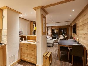 Posedenie v ubytovaní Appartement Grand Standing 4* Centre Val-d'Isère, 54m², 4 pers, Balcon aménagé, Casier à Ski - FR-1-518-86