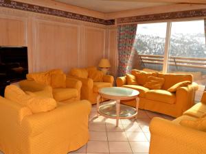 een woonkamer met oranje meubels en een tafel bij Appartement Flaine, 4 pièces, 10 personnes - FR-1-425-118 in Flaine