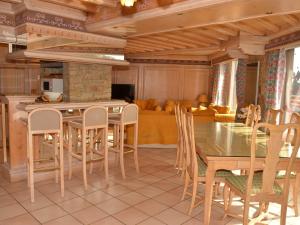 een keuken met een tafel en stoelen en een bank bij Appartement Flaine, 4 pièces, 10 personnes - FR-1-425-118 in Flaine