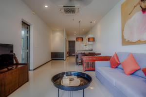 sala de estar con sofá y mesa en One Bedroom Onyx Villa Nai Harn, en Nai Harn Beach