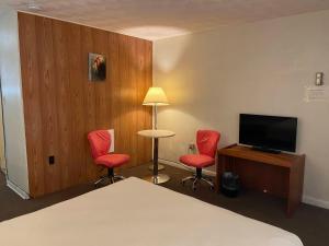 TV a/nebo společenská místnost v ubytování Driftwood Motel
