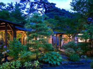 關川村的住宿－塔卡諾蘇坎酒店，房屋前的花园