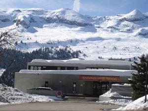 budynek przed pokrytą śniegiem górą w obiekcie Appartement lumineux avec balcon sud, centre station, parking couvert - Flaine Forêt - FR-1-425-141 w mieście Flaine