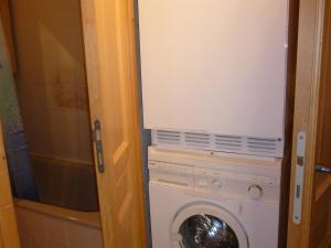 pralka i suszarka w małym pokoju w obiekcie Charmant appartement 3 pièces, terrasse, ski à proximité - FR-1-425-135 w mieście Flaine