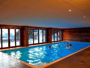 a group of people in a large swimming pool at Appartement Flaine, 3 pièces, 6 personnes - FR-1-425-138 in Flaine