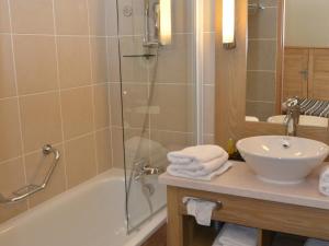 ein Badezimmer mit Dusche, Waschbecken und Badewanne in der Unterkunft Appartement 3 pièces avec cheminée, accès pistes, piscine, spa, WIFI - Flaine Montsoleil - FR-1-425-140 in Flaine + 6 Fotos