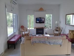 ein Wohnzimmer mit einem Sofa und einem TV in der Unterkunft Los Aguarybayes in La Banda