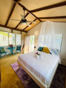 1 dormitorio con 1 cama y ventilador de techo en Bak A Yaad, en Negril 37 fotos más