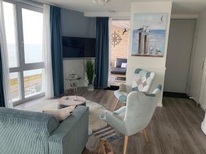 Posezení v ubytování Beautiful and stylish apartment with sea view located on the Oosterschelde