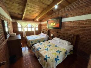 Łóżko lub łóżka w pokoju w obiekcie Cabaña cerca del Santuario Valle de Bravo