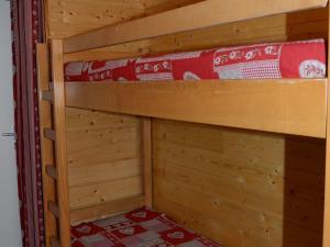 Etagenbett in einem Zimmer mit Holzwänden in der Unterkunft Studio Flaine, 1 pièce, 4 personnes - FR-1-425-178 in Flaine