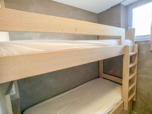 a couple of bunk beds in a room at Studio Tignes, 1 pièce, 4 personnes - FR-1-502-286 in Tignes