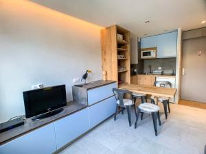 a kitchen and dining room with a table and chairs at Studio Tignes, 1 pièce, 4 personnes - FR-1-502-286 in Tignes